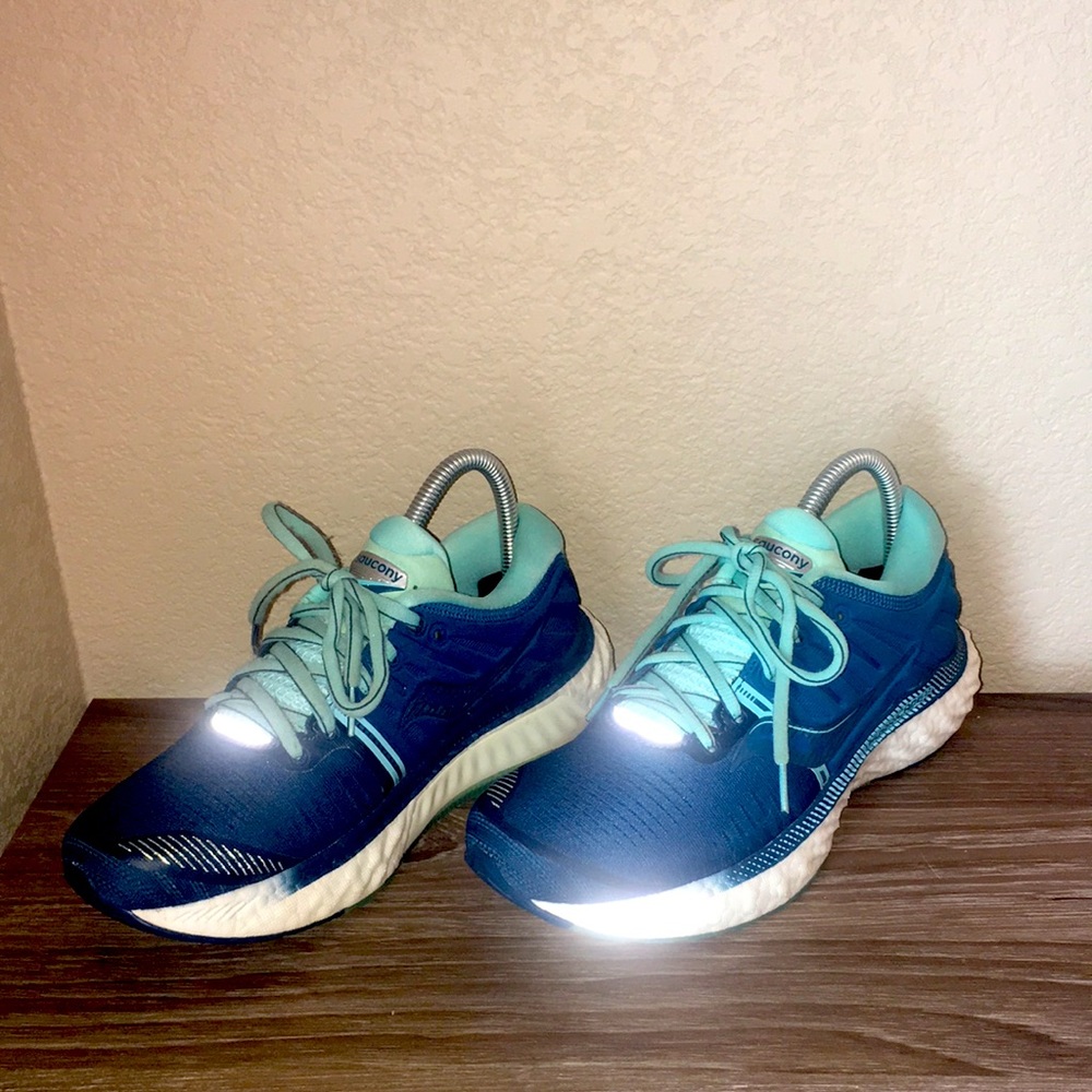 Nice pair of women’s sAUCONY hurricane 22 athletic running shoes size 8